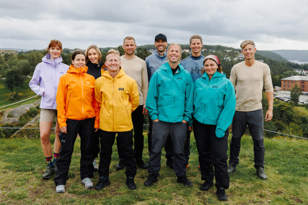 Foto: Gruppebilde av deltakerne, flere i matchende og fargerikt sportstøy.