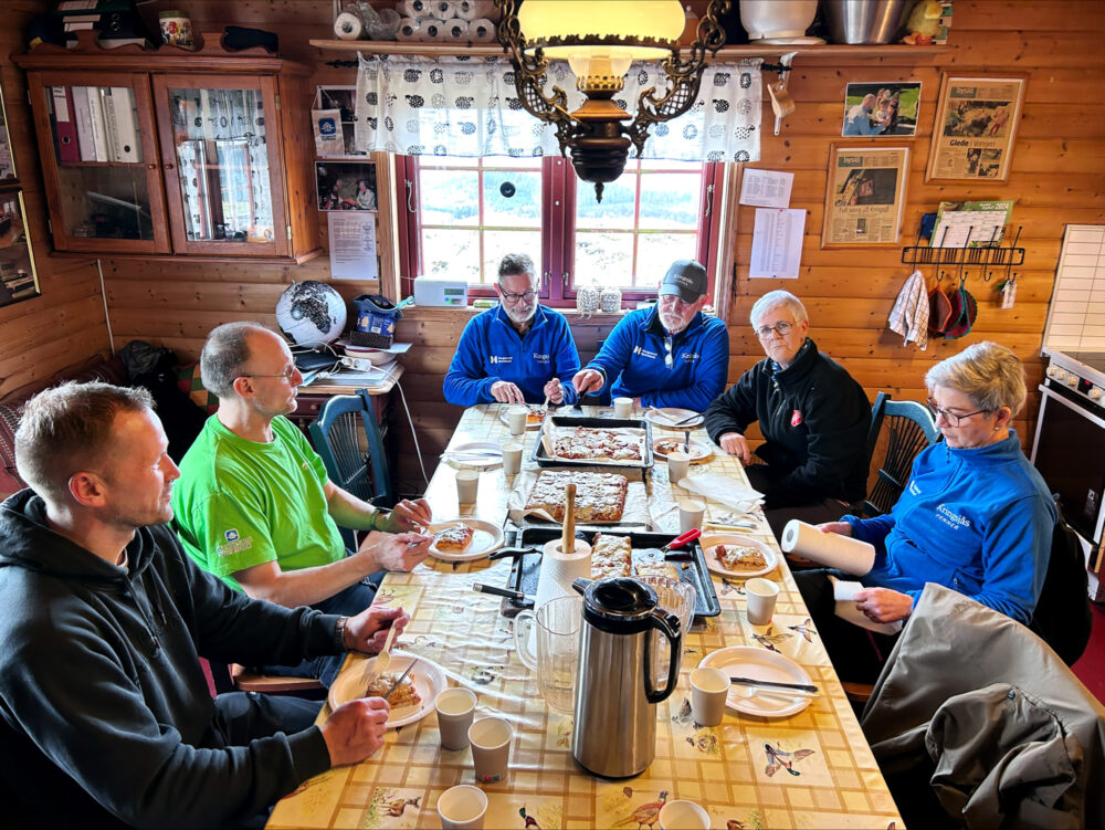 To foto ved siden av hverandre. Det til venstre viser en gjeng med mennesker som sitter rundt et bord. Det andre viser flere folk som står ved en hvit minibuss fra Frelsesarmeen. Foto: Privat