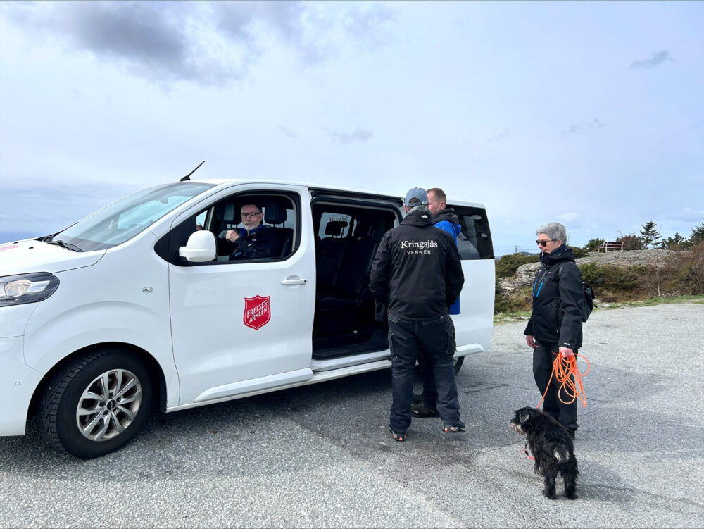 To foto ved siden av hverandre. Det til venstre viser en gjeng med mennesker som sitter rundt et bord. Det andre viser flere folk som står ved en hvit minibuss fra Frelsesarmeen. Foto: Privat