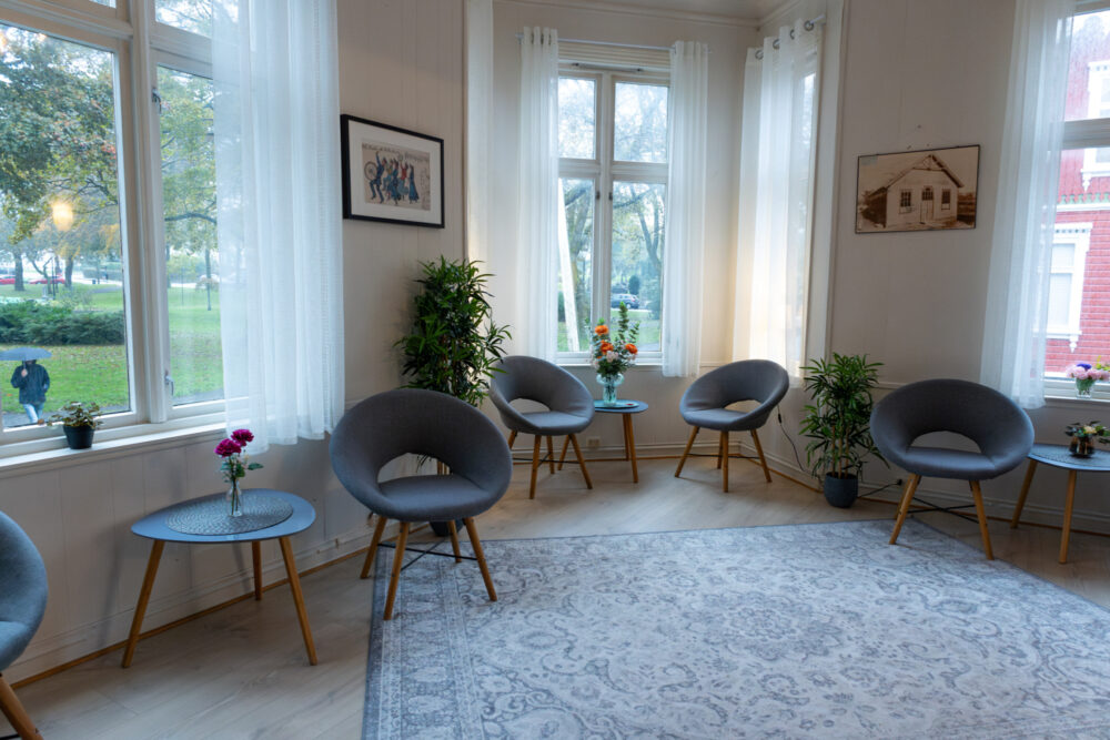 Tot foto. Begge viser store, men koselige oppholdsrom/stuer.