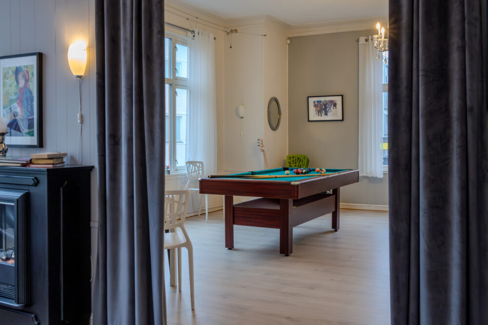 Tot foto. Begge viser store, men koselige oppholdsrom/stuer.