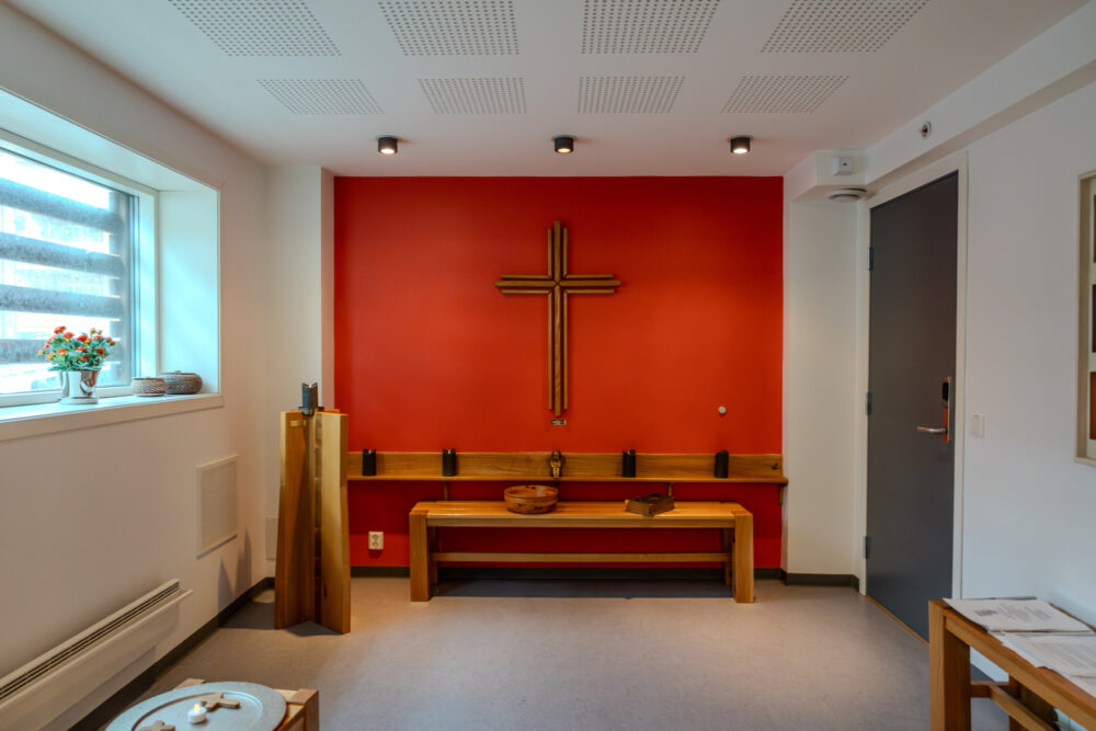 To foto ved siden av hverandre. Begge viser rom uten mennesker.