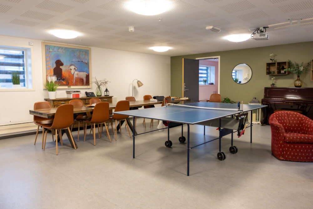 To foto ved siden av hverandre. Begge viser rom uten mennesker.