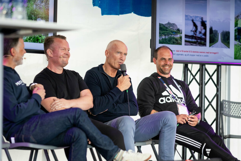 Seminaret Mer enn bare fotball: På bildet er  tidligere landslagspiller Erik Thorstvedt (nr tre f.v) til keeper på det internasjonale reservelaget Helge Dahlberg (t.h). Sammen med Jan Aasmann Størksen, leder av Frelsesarmeens etterverntilbud Pedalkraft, og Thomas Solgård Svendsen, forsker ved Regionalt kompetansesenter for rusmiddelforskning i Helse Vest (KORFOR).