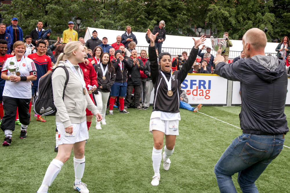Oslo 27 05 2014 NM i gatefotball pa Youngstorget i Oslo Arrangor Frelsesarmeen Bildet FA Bergen Hveita gikk av med seieren for kvinner Her mottar de pokalen av Erik Thorstvedt FRL 04836
