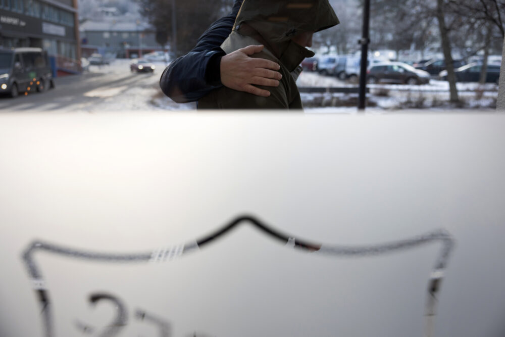 Mor og datter i samtale med representant fra Frelsesarmeen