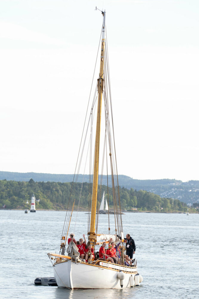 Foto: Seilbåt ute på fjorden.
