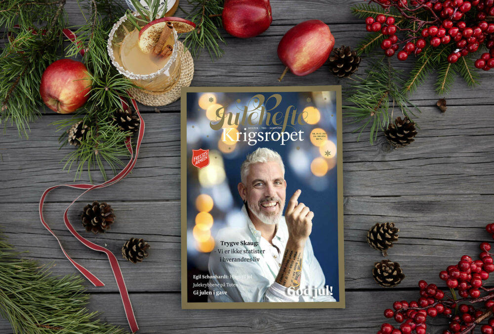 Foto: Mann med skjegg og bleket hår holder en hånd foran seg som peker oppover.