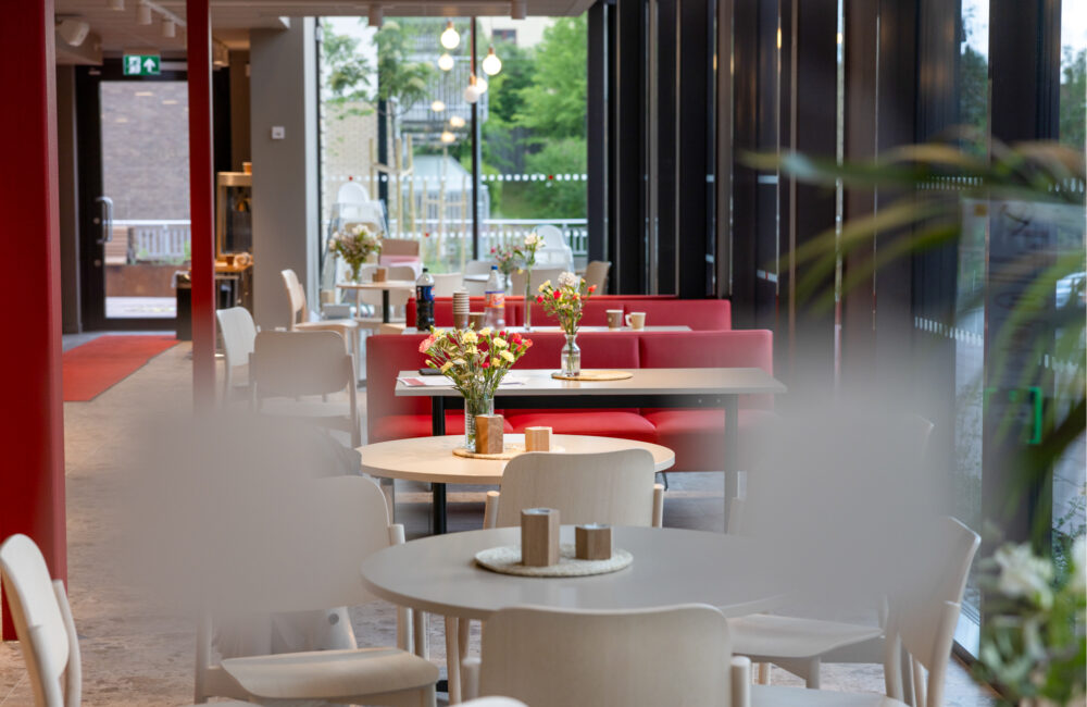 Foto: Av et tomt lokale med mange møbler sittegrupper.