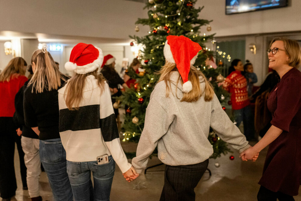 Foto: Juletregang der alle holder hender og går i ring.