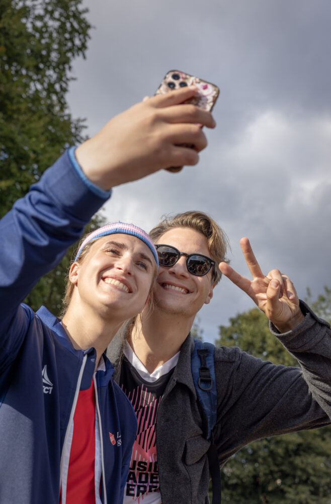 Foto: Fotballspiller tar selfie med Matoma.