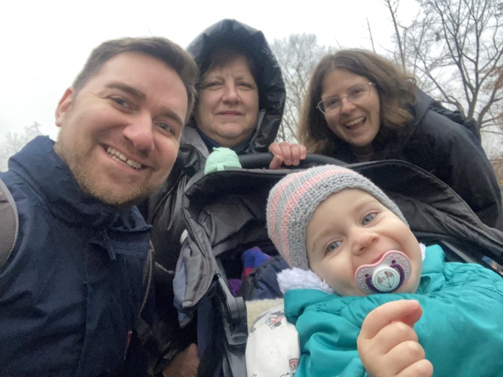 Bestemor Irina med sønnen Oleg, svigerdatter og barnebarn i Polen.