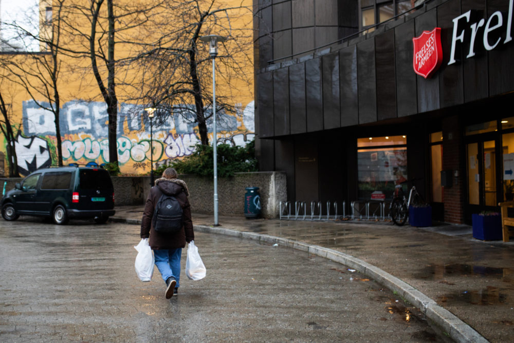 Bilder av ulike tiltak i Frelsesarmeen: Matutdeling, arbeid med barn og samtaler.