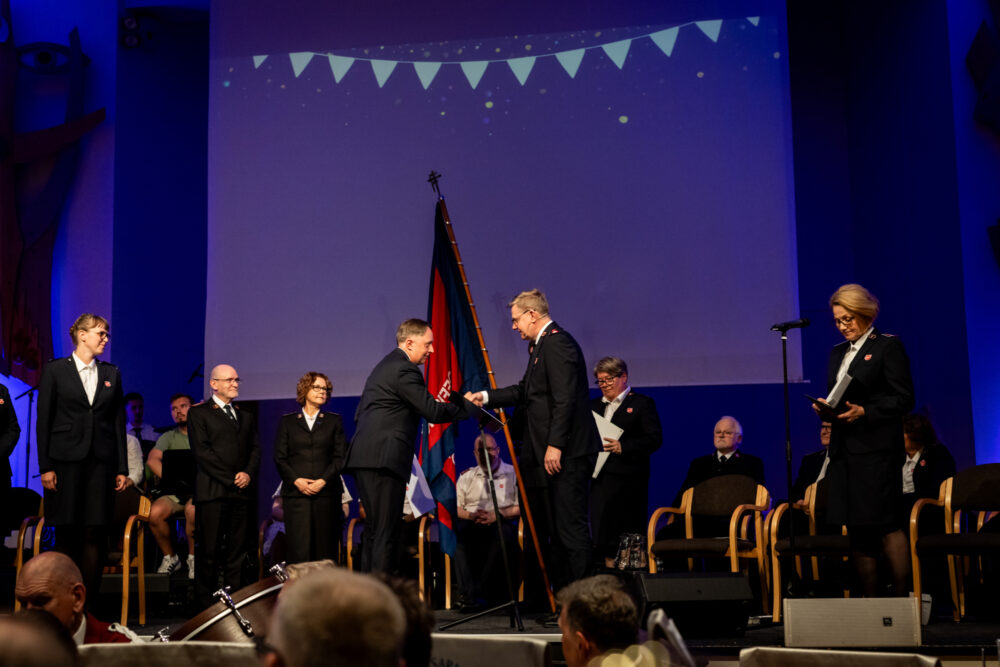 Bilde fra plattformen i Misjonssalen i Oslo der Kommandør Knud David Welander innvier seks nye offiserer i Frelsesarmeen