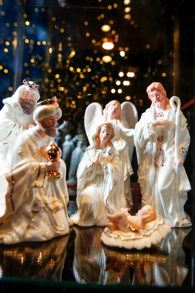 Foto: Glassfigurer i hvitt og gull som visere Maria med Jesusbarnet, Josef, engler og vise menn med gaver.