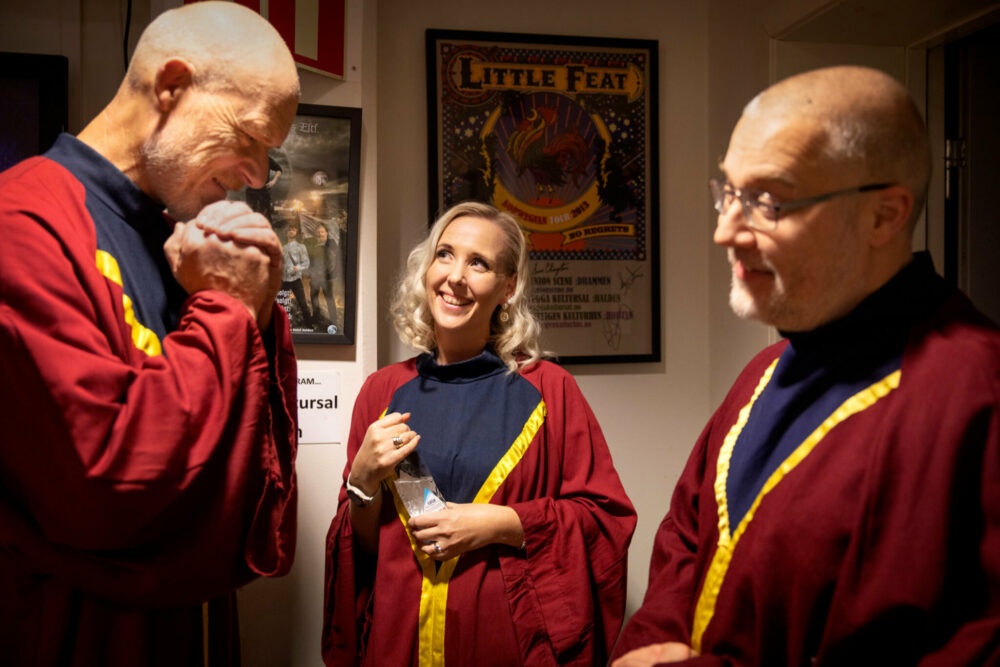 Foto: To menn og to kvinner står i korkapper.