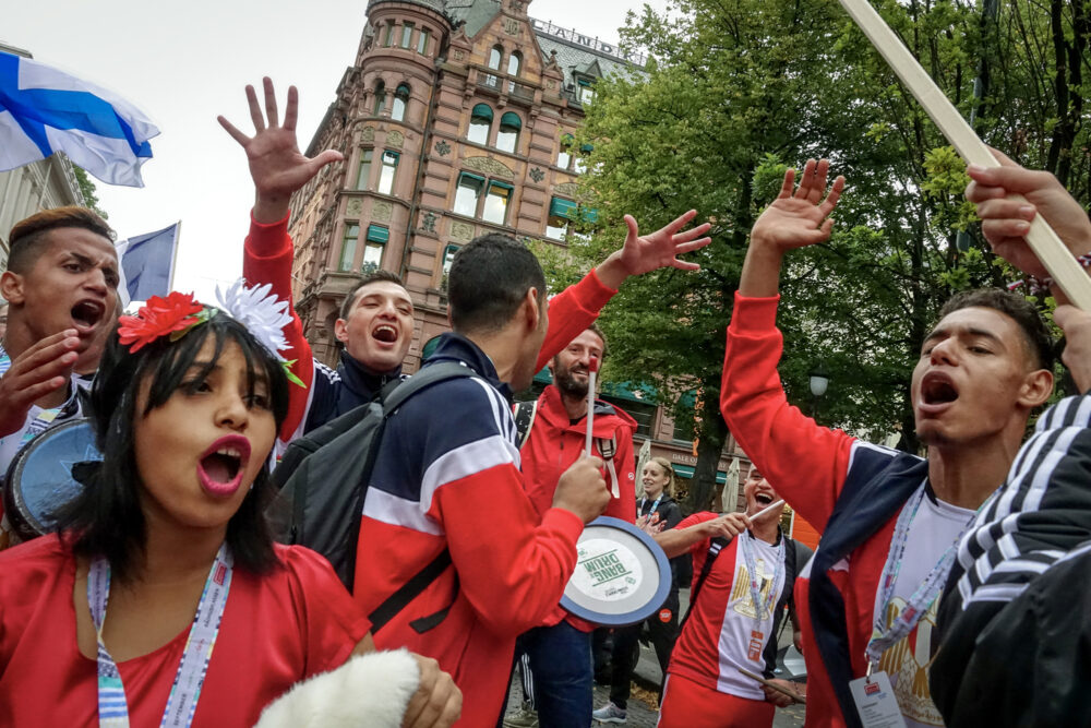 Foto: En gjeng med syngende og dansende fotballspillere fra hele verden oppover Oslos gater.