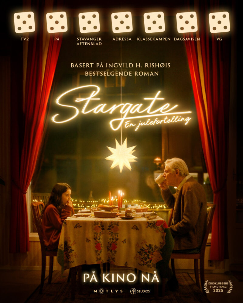 Foto: Filmplakat med gammel mann og ung jente som sitter ved et bord med stjerne i vinduet. Det er 7 hvite terninger i toppen med fem prikker på hver.