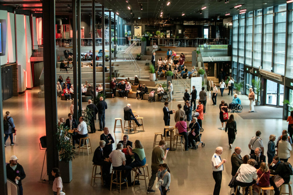 Foto: Oversiktsbilde av en stor, åpen hall med mennesker.