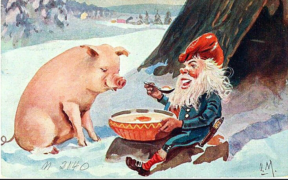 Foto: Gammeldags nisse sitter ved en trestubbe sammen med en gris. Det er snø over alt og grisen sitter pent og ser på mens nissen spiser en stor skål med grøt.