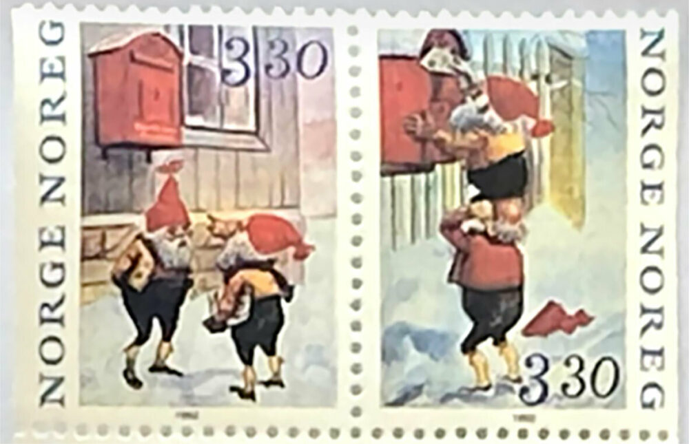 Foto: Av to frimerker som henger sammen. Illustrasjonene på dem er litt ulike og viser nisser under en rød postkasse og det neste at den ene står på skuldrene til den andre for å rekke opp til denne postkassen.