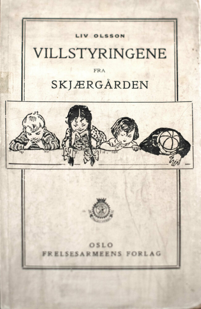 Foto: Av en hvit bok med svart tekst og illustrasjoner av barn.