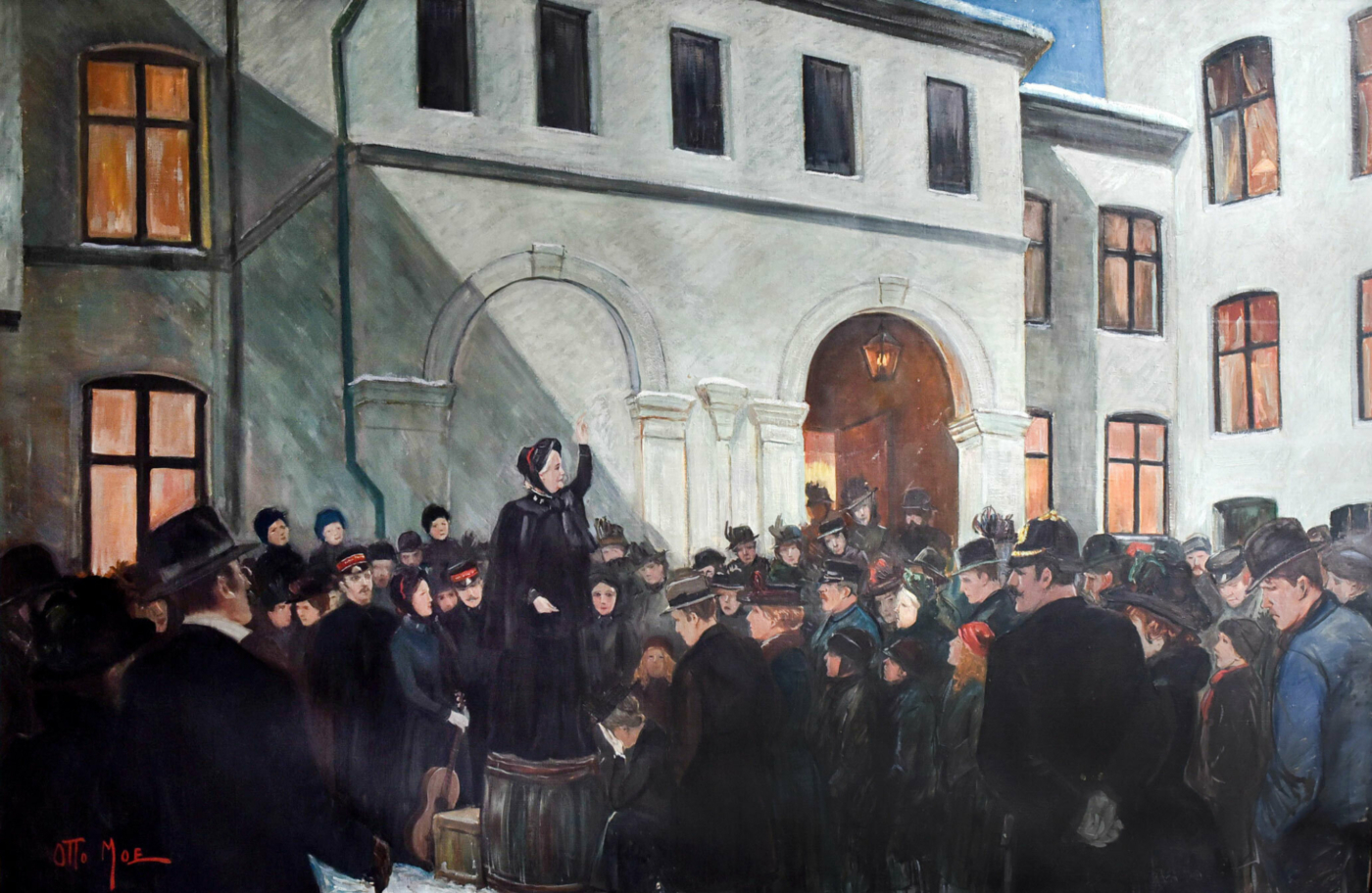 Maleri: Kvinne med svart kyse og svart, lang kjole fra slutten av 1800-tallet står på en tønne i en bygård. Rundt henne er det fullt av folk.