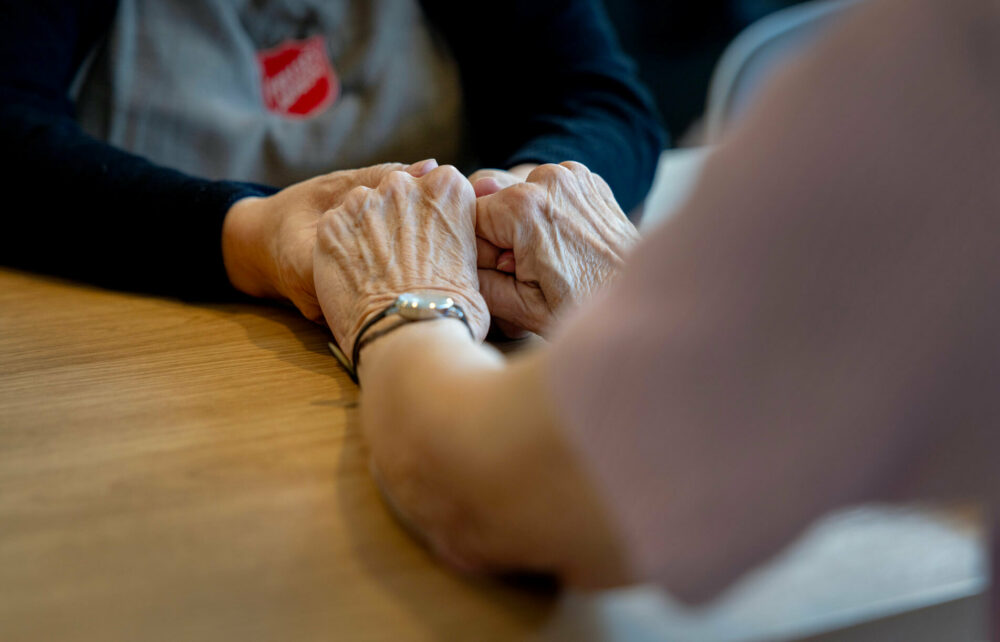 Foto: To kvinner som holder hender.