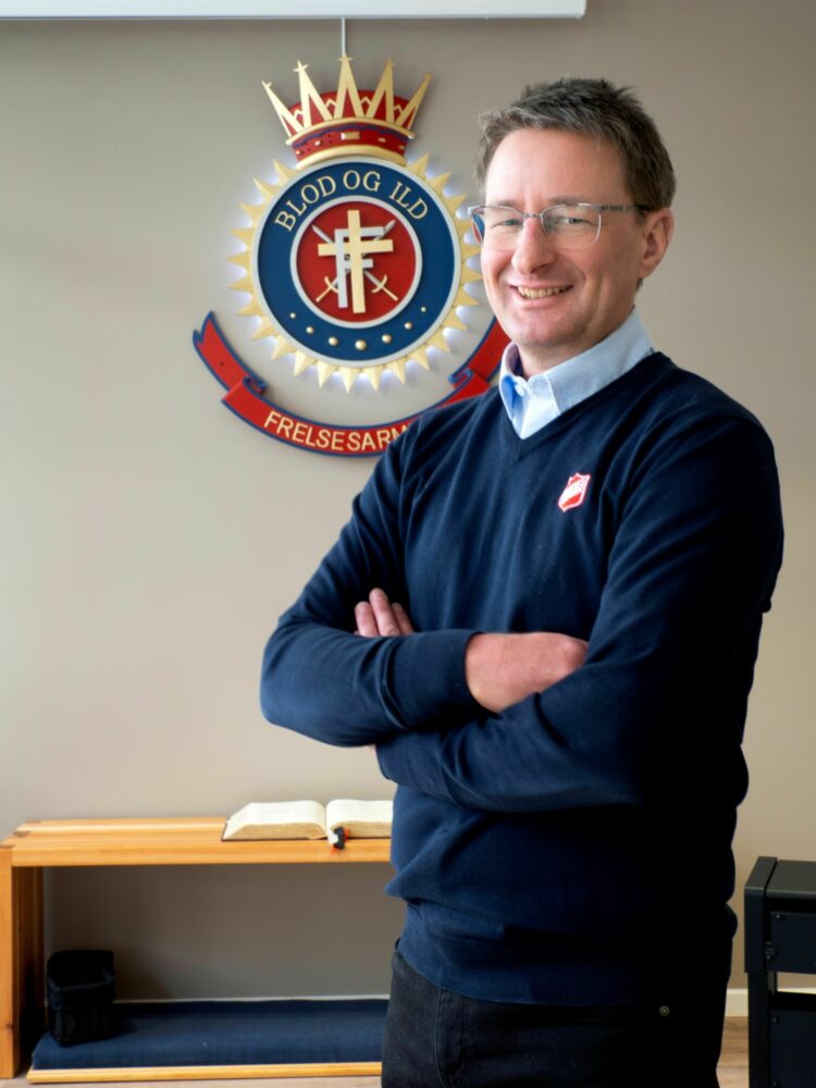 Bilde av en smilende Jon Erland Fossaas inne på Frelsesarmeen