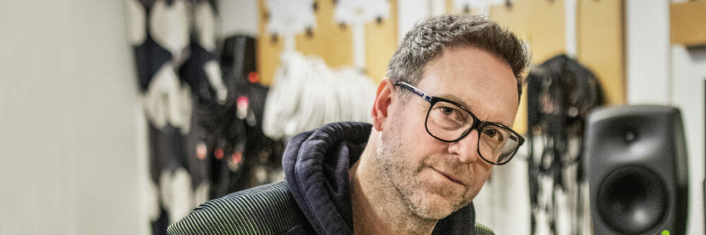 Jonny Sjo sitter i et av øvingsrommene på NLA Høgskolen Staffelds i Oslo.