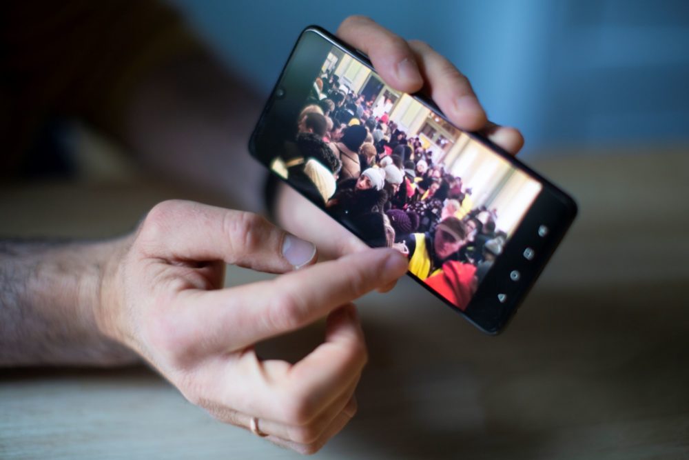 Evghenii viser et bilde på mobilen, fra kaoset på togstasjonen.