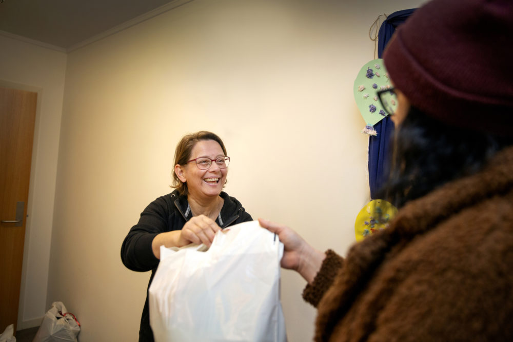 Britt Levine Lundin gir en pose med gaver til en mor som trenger litt ekstra til jul