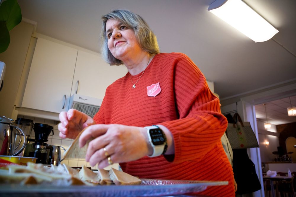Helena Redding står ved kjøkkenbenk og gjør klar brødskiver og kaffe