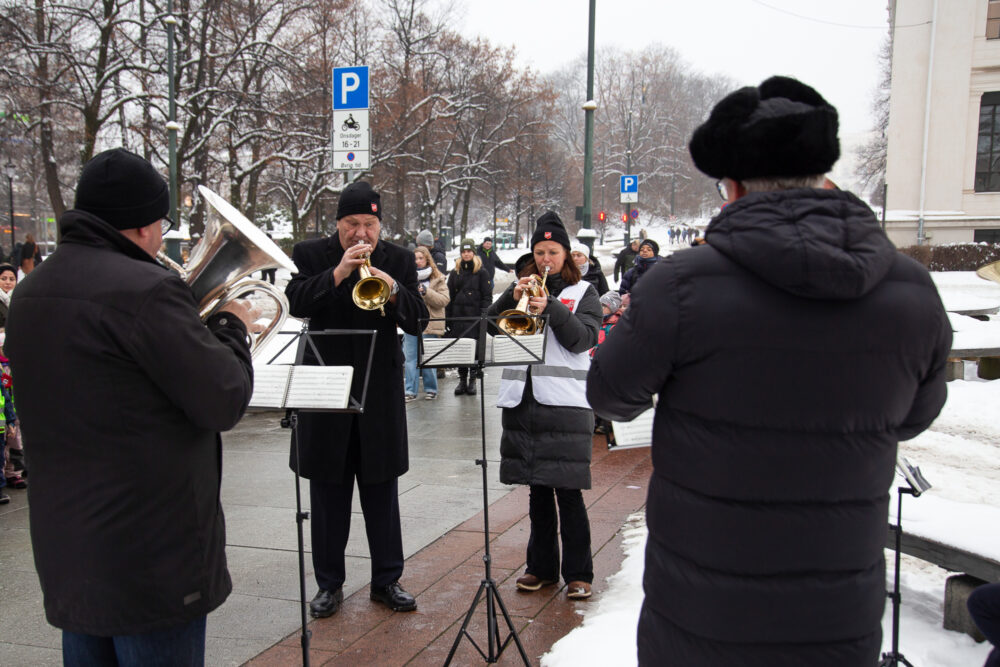 Fire musikanter står i ring og spiller.