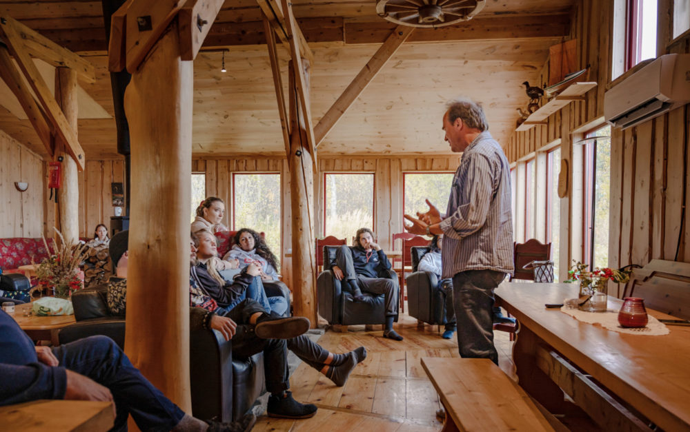 Leif Braathen fra Ungdom i Oppdrag, holdt foredrag for ungdommene inne i hytta der de bodde