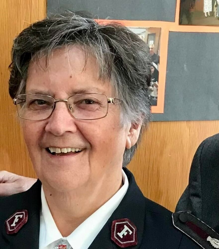 2 Portrett Margaret Hannevik, med og uten uniform