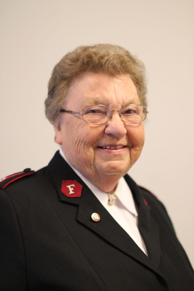 Portrett av major Anna Voldhaug i Frelsesarmeen-uniform