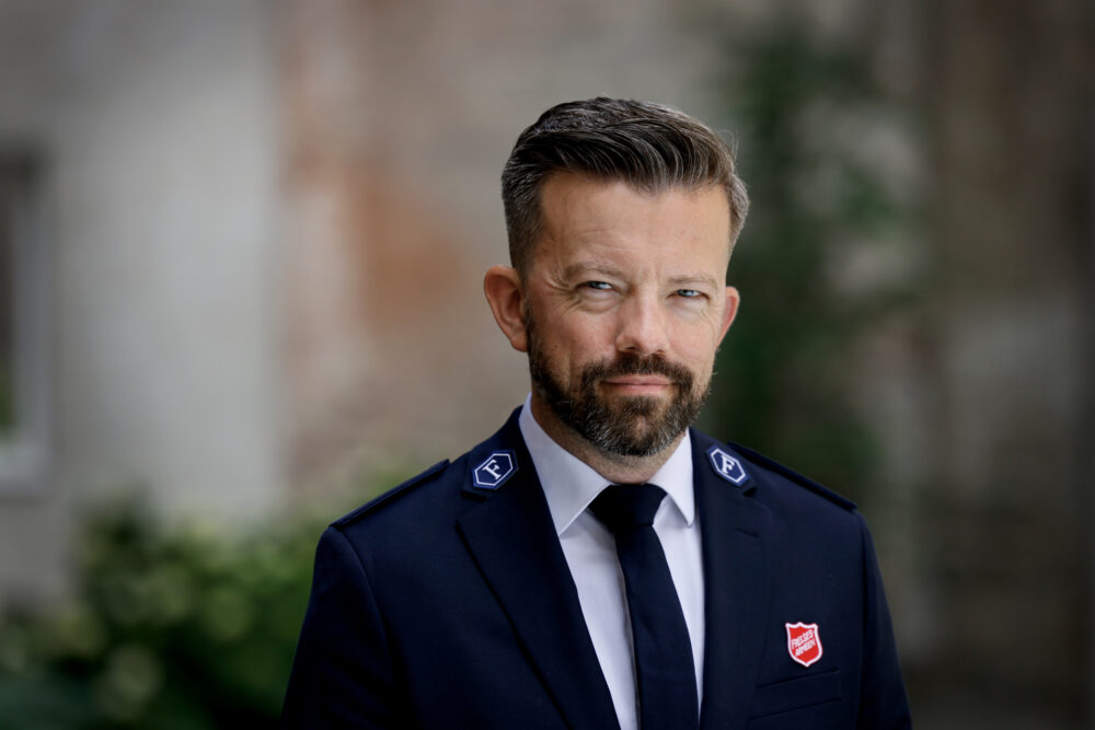 Foto: Mann med mørkt hår og skjegg har på seg blå uniform fra Frelsesarmeen.