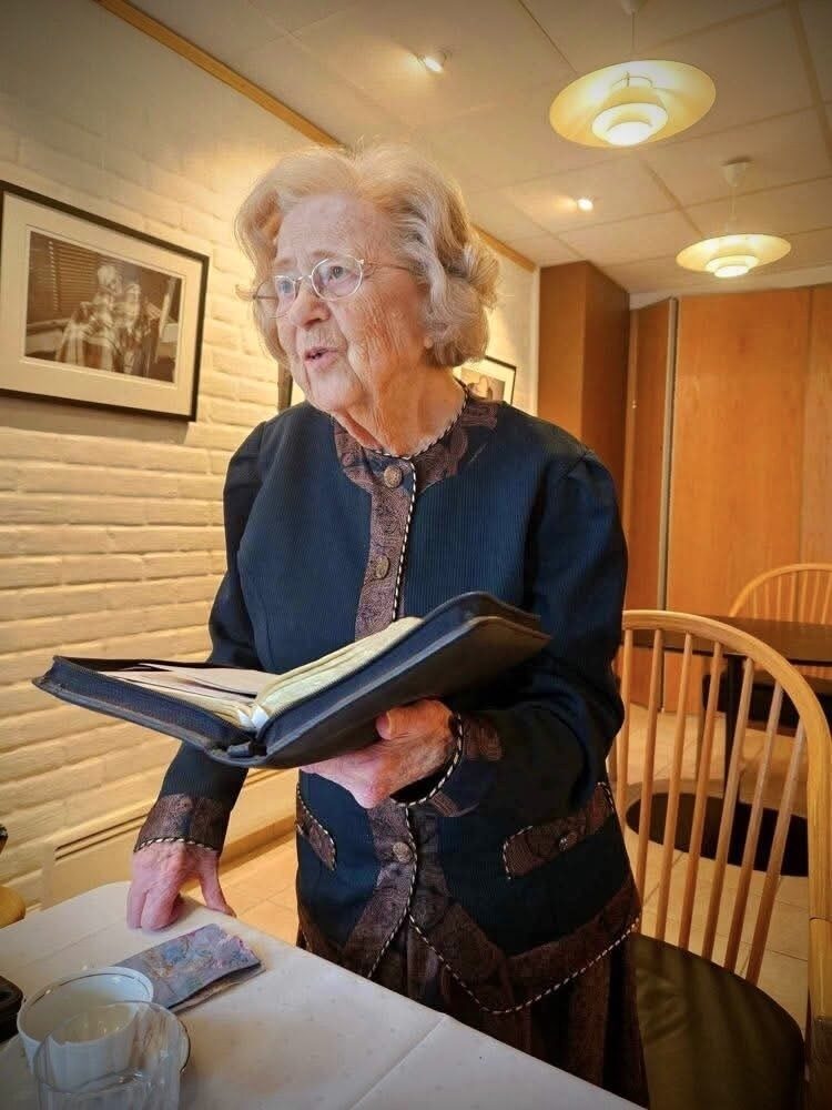 Anna Hannevik med sin Bibel