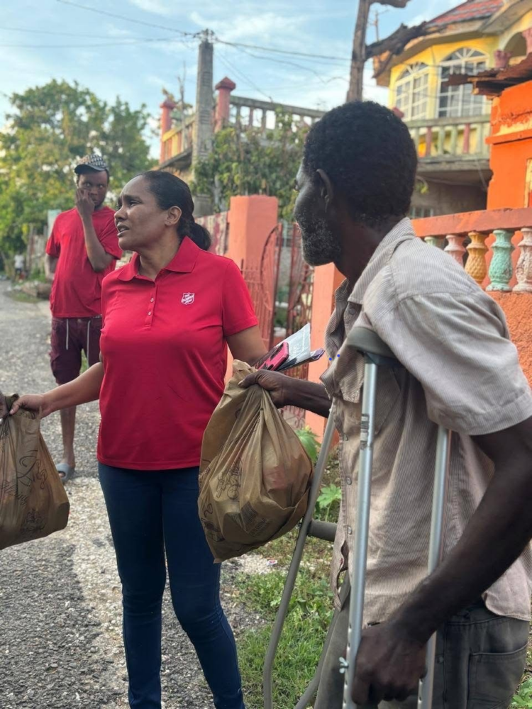 Frelsesarmeen deler ut hjelp på Jamaica