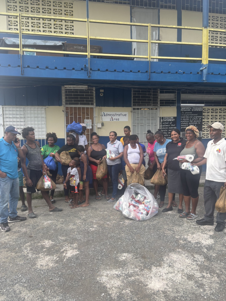 Frelsesarmeen deler ut hjelp på Jamaica