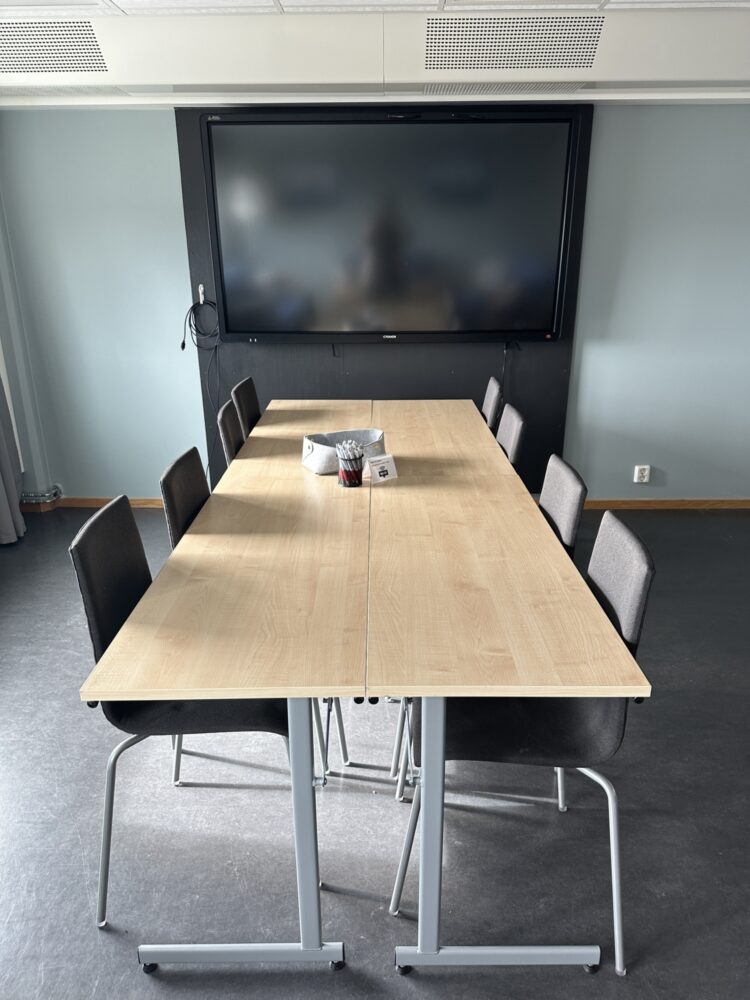Møterom med plass til 10-25 personer, sofagruppe og skjerm