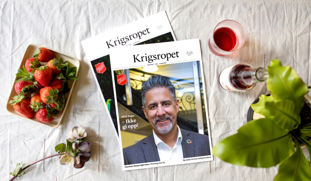 Bilde av Krigsropets sommernumer på et pyntet sommerbord.