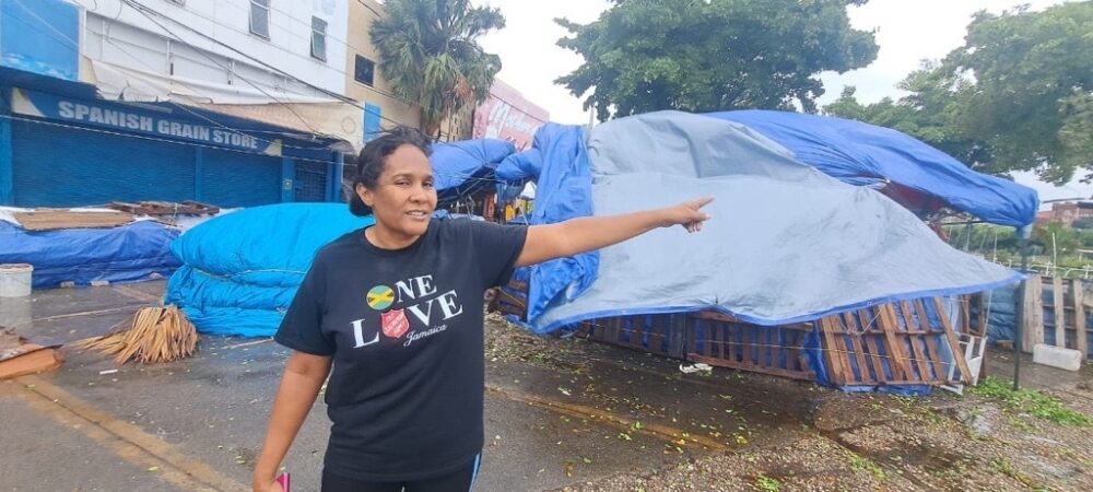 Ansatt fra Frelsesarmeen ser på skadene på Jamaica