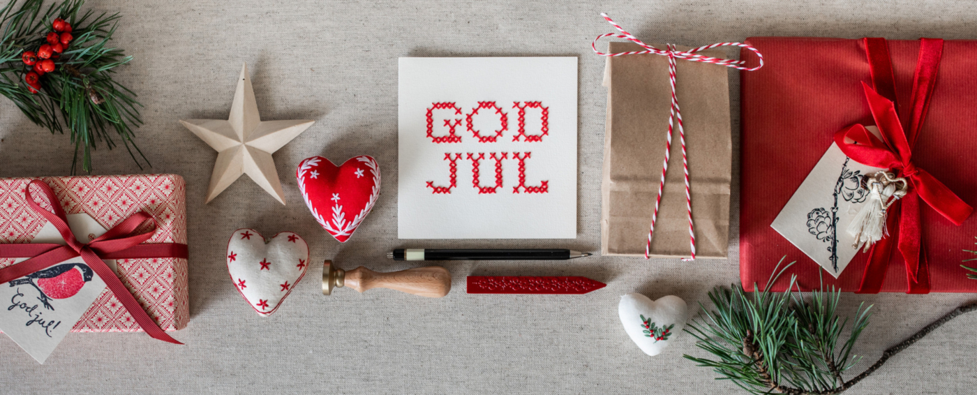 En lang rekke med julegaver, kort, små hjerter og stjerner som kan henges på treet.