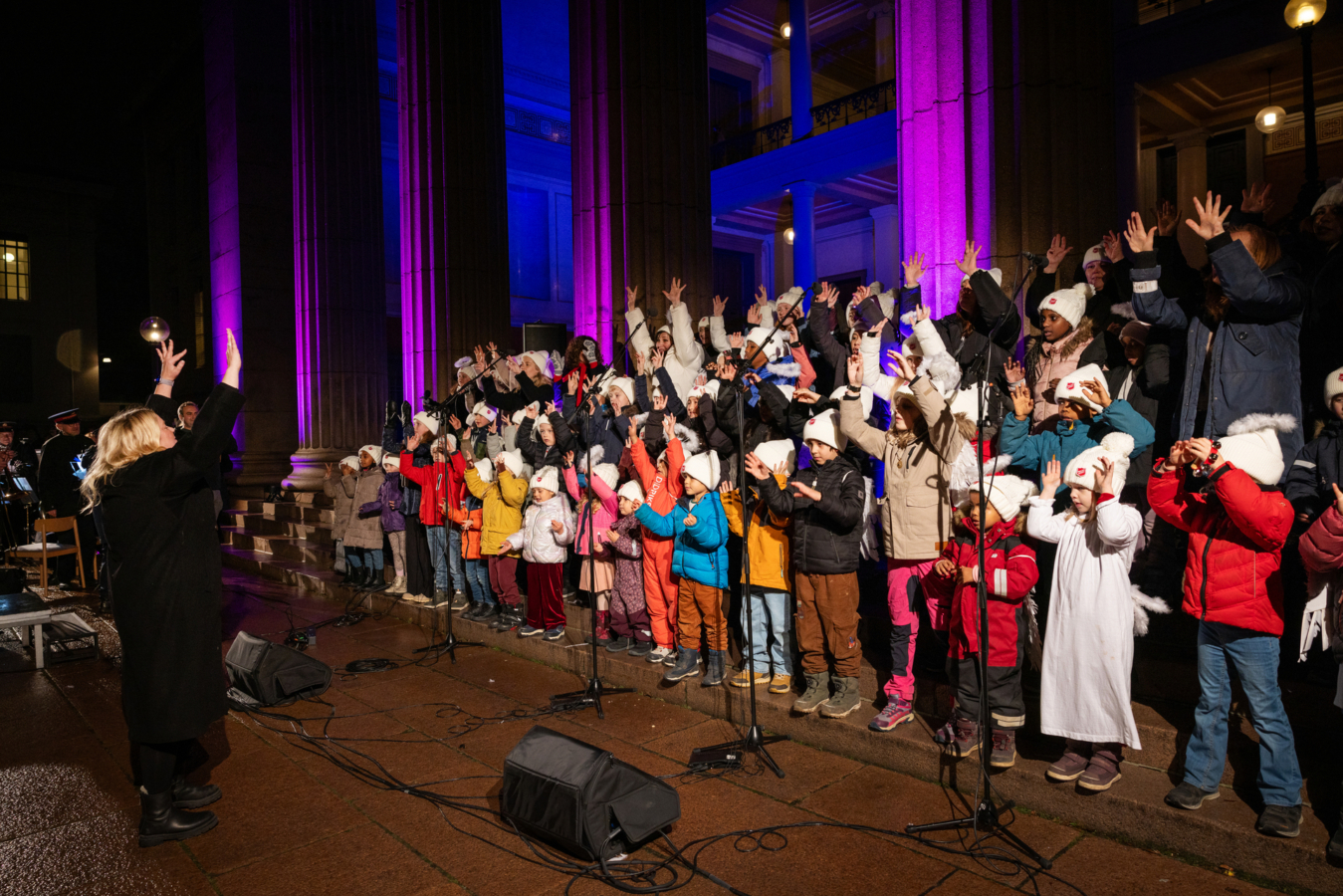 Foto: Barnekor synger på julegrantenning i Oslo.